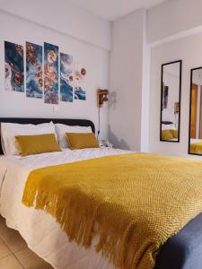 En eller flere senge i et værelse på Cozy home