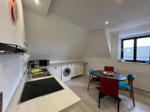 a kitchen with a table and a small table and chairs at Wu Flats in Wuppertal