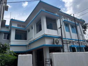阿加尔塔拉Raj Andar Guest House的白色和蓝色的房子,带围栏