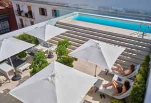 Bazén v ubytování Hotel Rey Alfonso X nebo v jeho okolí