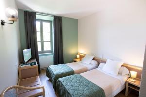 Postel nebo postele na pokoji v ubytování Logis Hôtels - Hostellerie des Lauriers - Hôtel et Restaurant