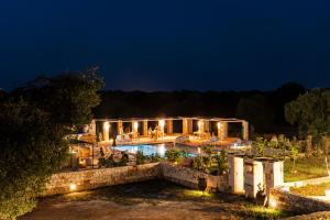 Masseria della Piana内部或周边的泳池