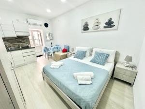 a bedroom with a large bed with towels on it at Ale & Andry House in Cefalù