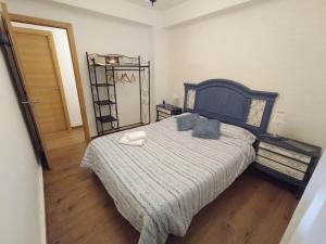 een slaapkamer met een bed met twee kussens erop bij CHIBITEL Alojamiento Rural in Córdoba +18 foto's