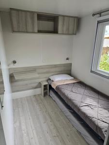 Ένα ή περισσότερα κρεβάτια σε δωμάτιο στο Mobil home camping les Viviers 8 personnes +20 φωτογραφίες