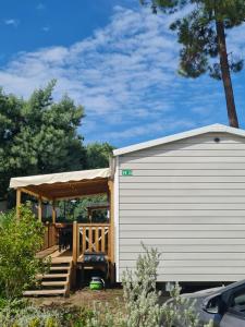 Το κτήριο όπου στεγάζεται  το κάμπινγκ