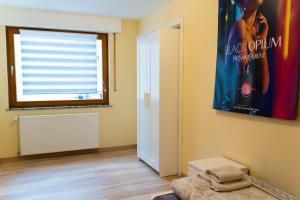 a room with a movie poster on the wall at Monteurswohnung nähe Mainz 5 Schlafzimmer in Gabsheim