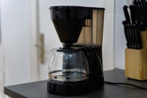 a black blender sitting on top of a counter at Monteurswohnung nähe Mainz 5 Schlafzimmer in Gabsheim +36 photos