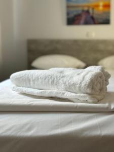Ένα ή περισσότερα κρεβάτια σε δωμάτιο στο Luca Apts Napa +3 φωτογραφίες