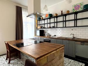 una cucina con un'isola in legno al centro di Hostel Waltz a Bratislava