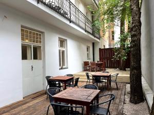 un gruppo di tavoli e sedie su un patio di Hostel Waltz a Bratislava