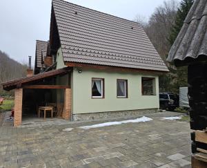 LotrioaraにあるCarla Maria Houseの小さな家で、正面にパティオがあります。 +7枚の写真