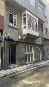 a building on the side of a city street at Apartamento Cancela, super luminoso y bien situado in A Coruña