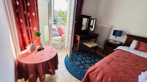 a bedroom with a bed and a table with a plant on it at Apartament Rodzinny Nad Morzem, Gdynia in Gdynia