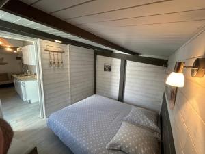 a small room with a bed in a house at Maison MAHECO in Gujan-Mestras