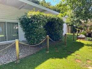 a yard with a rope fence in front of a house at Maison MAHECO in Gujan-Mestras