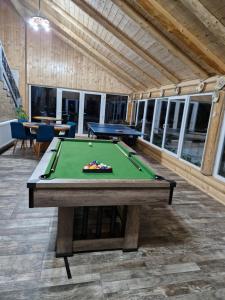 a pool table in the middle of a room at Casa Gemenelor in Cluj-Napoca