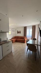 Kuchyň nebo kuchyňský kout v ubytování Apartmani Radmanovic
