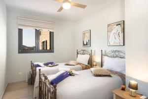 เตียงในห้องที่ Lampetos Houses Molyvos