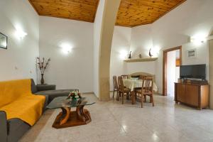 una sala de estar con un sofá y una mesa en Sofia Traditional House, en Afantou