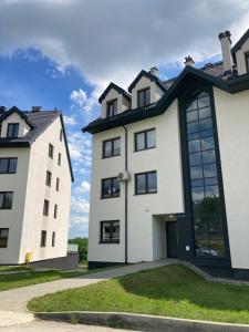 サンドミエシュにあるApartament na Wzgórzuの隣り合う白い建物2棟