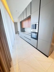 Η κουζίνα ή μικρή κουζίνα στο Mercury Tower Apt 508