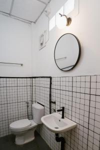 Ta Kaew Hostel ตาแก้ว โฮสเทล的一间浴室