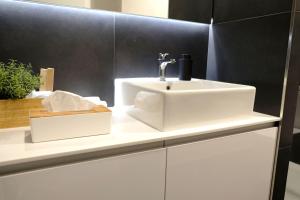 baño con lavabo blanco en la encimera en Bruma Marina, en A Guarda 19 fotos más