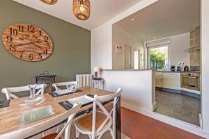 PlouézocʼhにあるÉvasion marine face à la merのキッチン、ダイニングルーム(壁に大きな時計付) +26枚の写真
