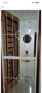 ゴードンズ・ベイにあるSea View Roomの螺旋階段と棚のある部屋