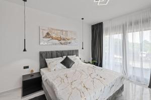 Postel nebo postele na pokoji v ubytování Villa Kalemi + 63 fotografií