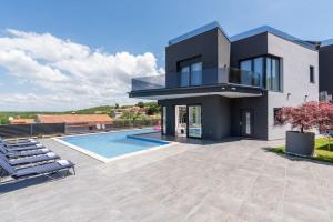Bazén v ubytování Villa Kalemi nebo v jeho okolí