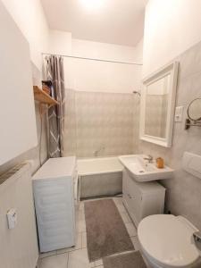 une salle de bain blanche avec toilettes et lavabo dans l'établissement 2 room apartment near station Neustadt in Dresden Neustadt, à Dresde 7 autres photos