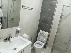 Ένα μπάνιο στο Coastal Breeze Apartment +9 φωτογραφίες