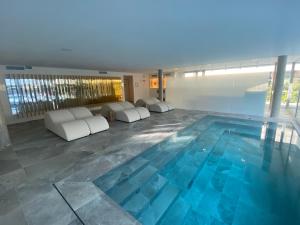 Bazén v ubytování Hôtel Spa Restaurant Villa Castellane nebo v jeho okolí