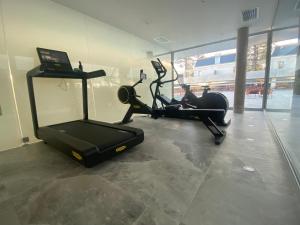 Fitness centrum a/nebo fitness zařízení v ubytování Hôtel Spa Restaurant Villa Castellane