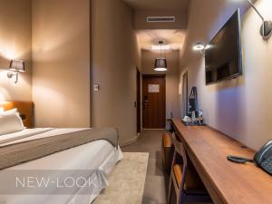 Aqua Pedra Dos Bicos Design Beach Hotel - Adults Friendly的电视和/或娱乐中心