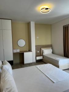 Postel nebo postele na pokoji v ubytování Helena Hotel