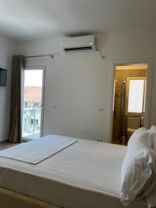Postel nebo postele na pokoji v ubytování Helena Hotel