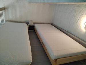 トレイユにあるGites Torreillans - Nid douilletの小部屋のベッド1台