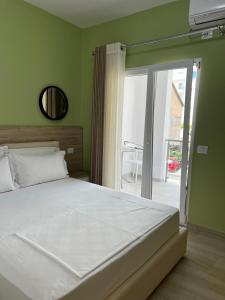 Postel nebo postele na pokoji v ubytování Helena Hotel