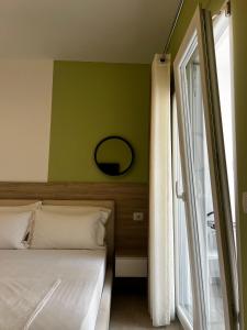 Postel nebo postele na pokoji v ubytování Helena Hotel