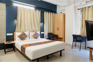 Ένα ή περισσότερα κρεβάτια σε δωμάτιο στο FabHotel Aura Homes - Nr Khandoba Mandir