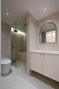 Ένα μπάνιο στο Eastern Hub - Zhongshan Park Branch Designer Boutique Home Warm two bedrooms with underfloor heating