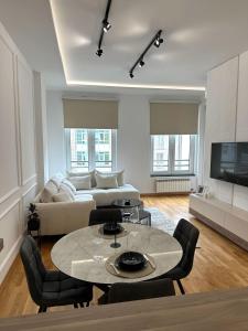 ノヴィサドにあるLU Apartmentのテーブルとソファのあるリビングルーム