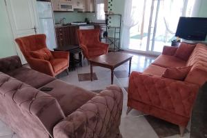 Posezení v ubytování Ayvalık Altınova Denize Sıfır Tripleks Yazlıık Villa + 20 fotografií