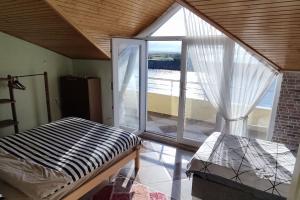 Postel nebo postele na pokoji v ubytování Ayvalık Altınova Denize Sıfır Tripleks Yazlıık Villa