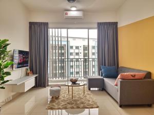 TV a/nebo společenská místnost v ubytování Seremban Pool View 5-6 pax Suite