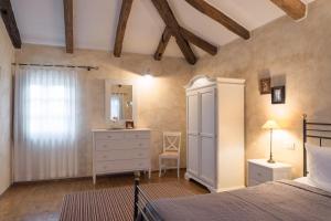 Ένα ή περισσότερα κρεβάτια σε δωμάτιο στο Villa Melissa - Istrisches Steinhaus mit Pool in guter Lage +19 φωτογραφίες
