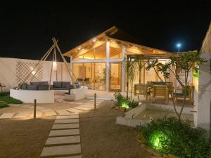 Quşūr al Muqbilمنتجع بامبو的夜晚带庭院的房子